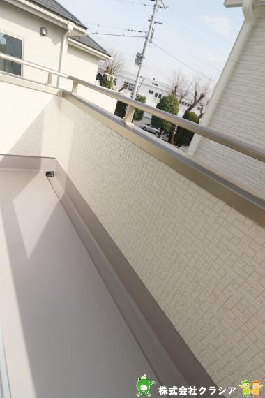 バルコニー 洋室8帖のバルコニーです。お洗濯ものが多い日でも安心なゆとりのあるバルコニーです(2021年3月撮影)