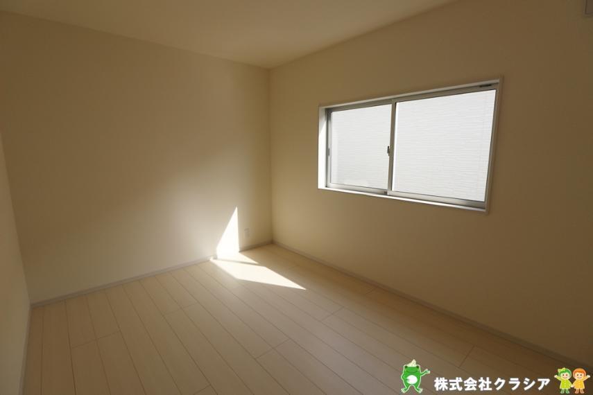 子供部屋 プライベートなお部屋でゆっくりと過ごしたいですね。陽光がお部屋をリラックスできる空間にしてくれます(2021年3月撮影)