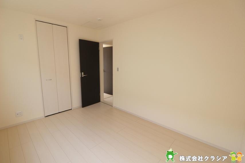 子供部屋 2階6帖の洋室です。自分好みの空間にコーディネートできるシンプルな室内です(2021年3月撮影)