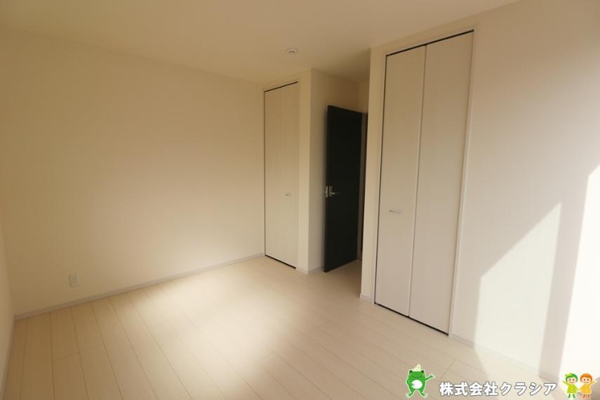 寝室 居室にはクローゼットを完備。片手でスムーズに開け閉めできるのは嬉しいポイントですね(2021年3月撮影)