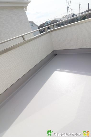 バルコニー 洋室6.5帖のバルコニーです。青空がひろがるバルコニーは深呼吸したくなる気持ちのいい空間です(2021年3月撮影)