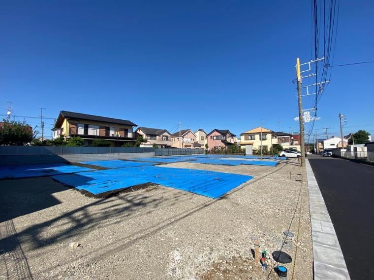 現況写真 閑静な住宅街の平坦地。ゆったり幅の南道路に接道した、陽当たり良好の全9区画です。全区画30坪超のゆとりの敷地に外観・内装・キッチンスタイル・外構まで選べるセミオーダーでオンリーワンの理想の住まいを。