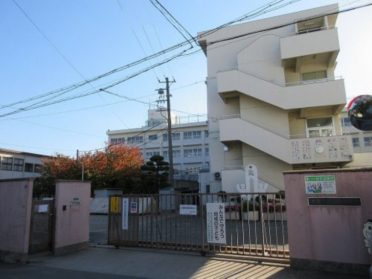 小学校 【小学校】大東市立三箇小学校まで315m