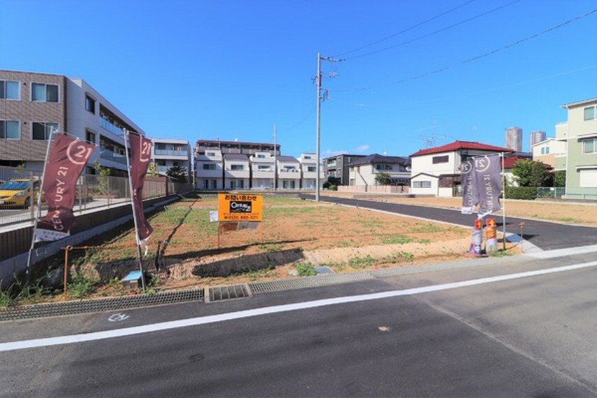 中央道路は先が行き止まりとなっていますので、小さなお子様が前の道路で遊んでいても安心の住環境です。