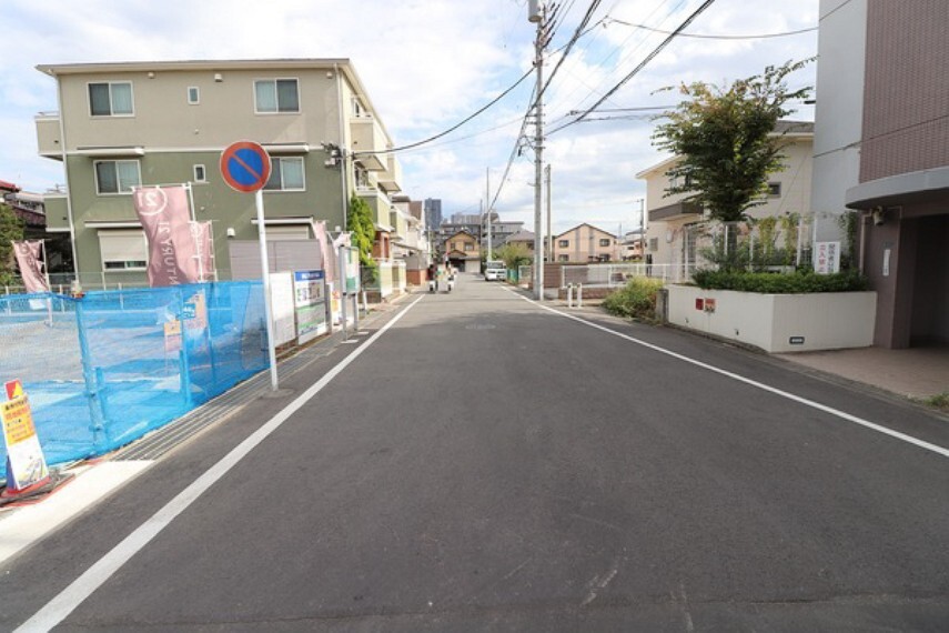 現況写真 前面道路は道路幅も広く、空が大きく感じる安らぎ溢れる住環境です。毎日、早く帰りたくなるお住まいになりそうです。
