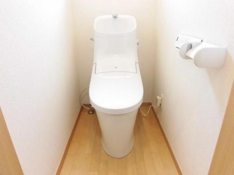 トイレ 【リフォーム済】1階トイレです。 リクシル製の温水洗浄便座トイレに新品交換しました。壁・天井のクロス、床のクッションフロアを張り替えました。温水機能に脱臭機能と毎日快適にお使い頂けますよ。