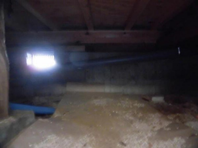 構造・工法・仕様 中古住宅の3大リスクである、雨漏り、主要構造部分の欠陥や腐食、給排水管の漏水や故障を2年間保証します。その前提で床下まで確認の上でリフォームし、シロアリの被害調査と防除工事もおこないます。