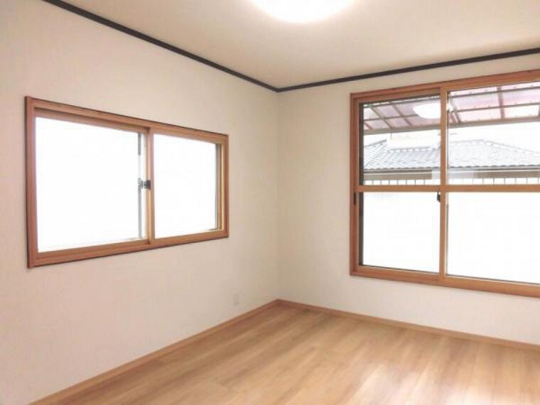 【リフォーム済】2階南東側6帖洋室です。壁・天井クロス張替、床フローリング張替、照明器具交換、火災報知機設置しました。シングルベッドを置いても圧迫感無く過ごしていただける室内です。