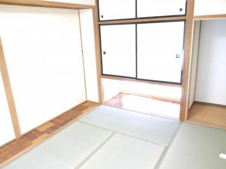 【リフォーム済】1階玄関脇にある6畳の和室です。畳表替・襖・障子張替・照明器具交換、タタミは全て新調しました。新品のタタミの香りに包まれながら昼寝は気持ちよさそう。