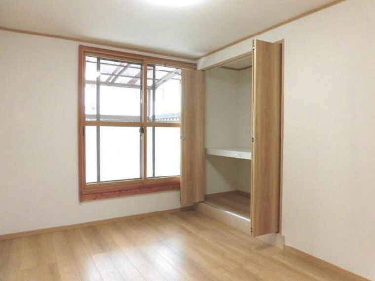 【リフォーム済】2階南側6帖洋室別角度です。和室6帖から洋室6帖に変更。室内から庭をじっくりと眺められる室内は南向きの明るく気持ちのいい空間です。