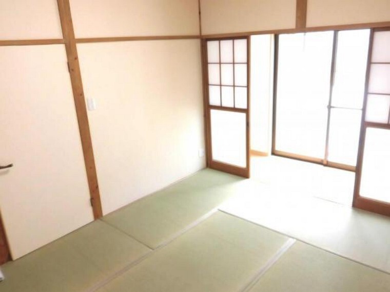 【リフォーム済】1階玄関脇にある6畳の和室です。 しょうじ・ふすま・壁紙を張り替えました。明るく清潔感のある空間になってます。