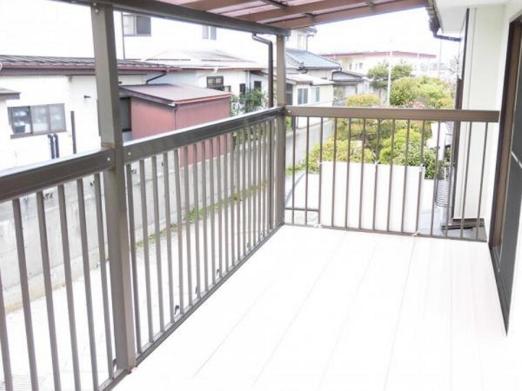 バルコニー 【リフォーム済】南側ベランダです。ベランダ塗装しました。お天気のいい休日は家族の布団も干せます。