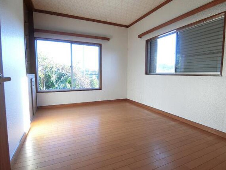 洋室です。2面採光で明るいですね。