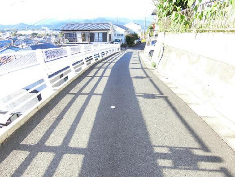 現況写真 約4mの前面道路です。
