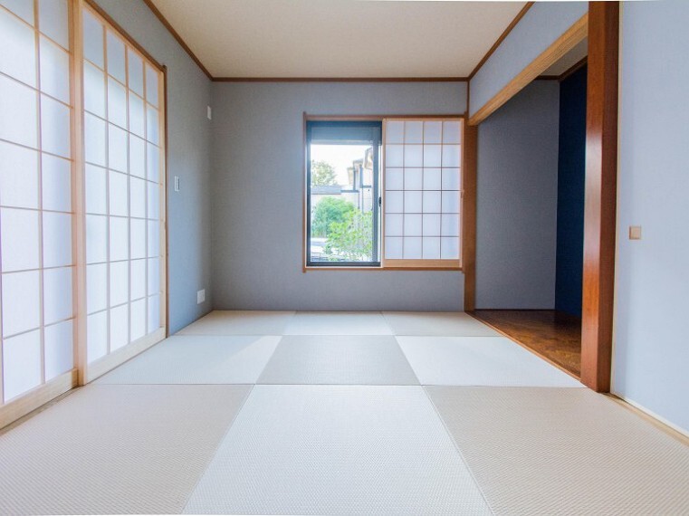 和室 和室は有るだけでも落ち着く空間ですが、 「家族団らん」 「来客時の客間」 等多目的なスペースとして活用出来る便利な空間です。内装内観写真-和室