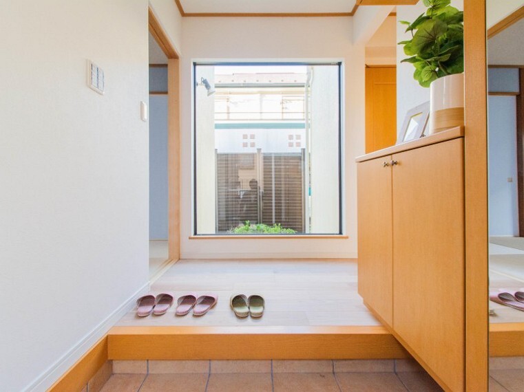 玄関 ウッディな自然の香りがしそうな玄関は住む人の優しさを滲ませています。ゲストに歓迎の気持ちを込めていつも綺麗に。内装内観写真-玄関
