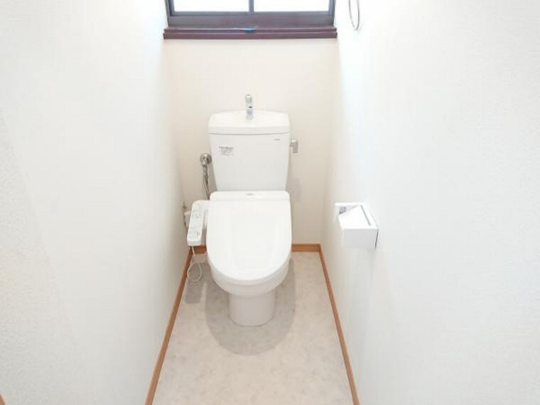 トイレ 【リフォーム済】トイレはTOTO製の温水洗浄機能付きに新品交換しました。表面は凹凸がないため汚れが付きにくく、継ぎ目のない形状でお手入れが簡単です。節水機能付きなのでお財布にも優しいですね。
