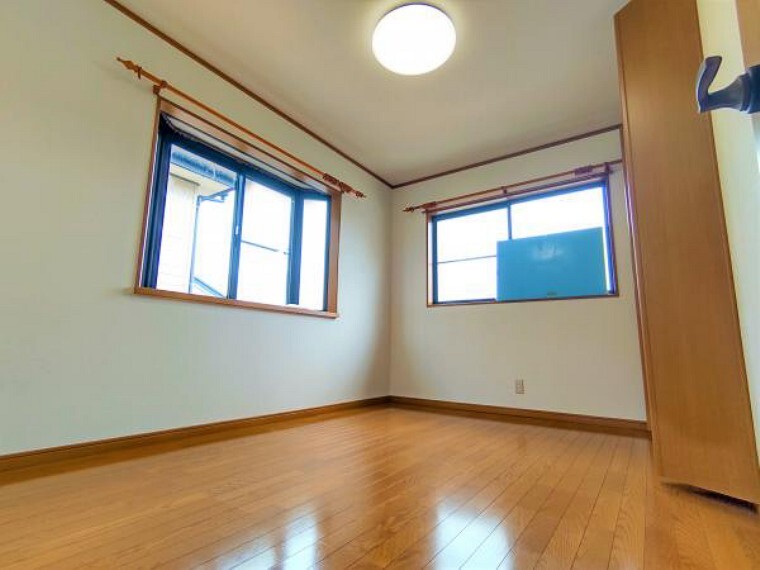【リフォーム済】二階南東洋室です。ご夫婦の寝室にお使いいただけます。朝日を浴び、日中も光が入る贅沢なお部屋でお過ごしください。クロス張替・照明交換・クリーニングを行いました。