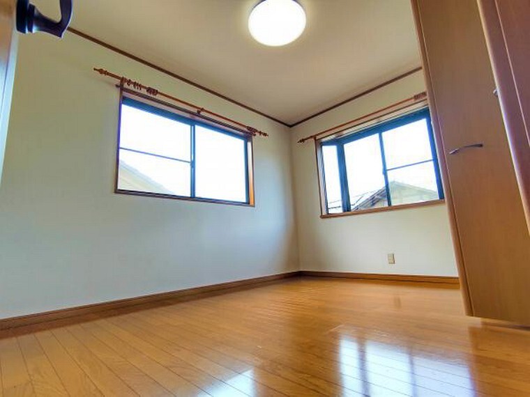 【リフォーム済】二階北西側洋室です。ご主人の趣味部屋としてお使いいただけます。収納が2箇所あるお部屋で日当たりを避けたいものや大きい物も収納可能です。クロス張替・照明交換・クリーニングを行いました。