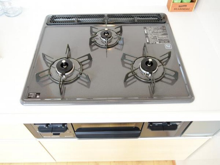 キッチン 【同仕様写真】3口あるコンロで同時進行で時間短縮。大きなお鍋を置いても困らない広さ。お手入れ簡単なコンロなのでうっかり吹きこぼしてもお掃除ラクラク。