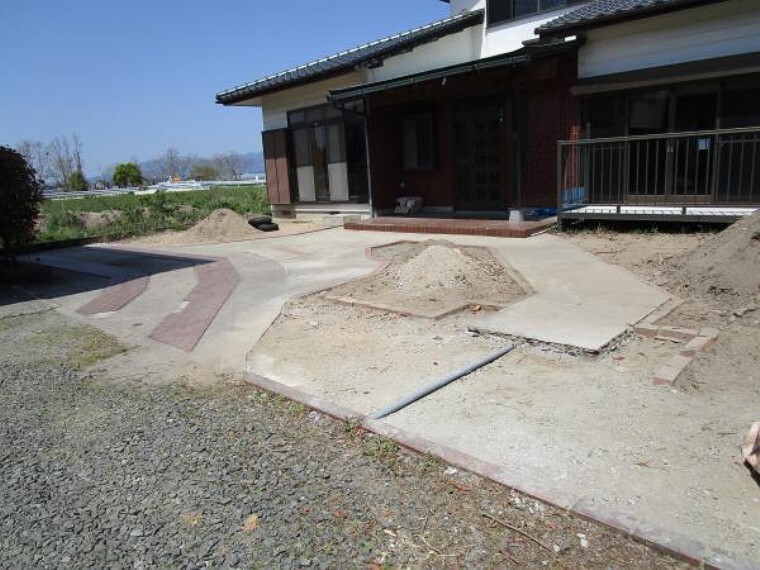 駐車場 【リフォーム中】駐車場は拡張工事を行います。