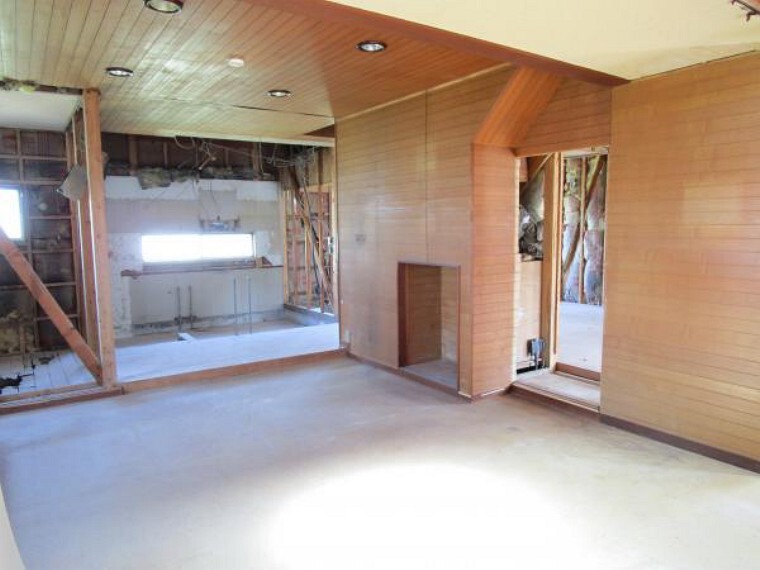 居間・リビング 【リフォーム中】リビングはフローリング、クロスの張替え、建具、照明の交換を行います。