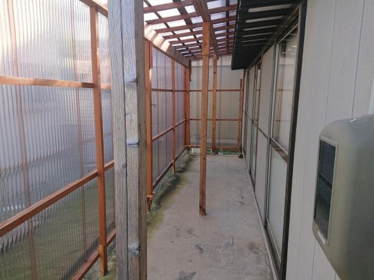 外観写真 建物南側には庇が付いており、お洗濯などを干せます。