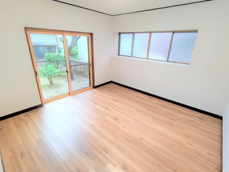 こちらは1階8帖の洋室です。窓からお庭に出られます。お子様のお部屋にいかがでしょうか。