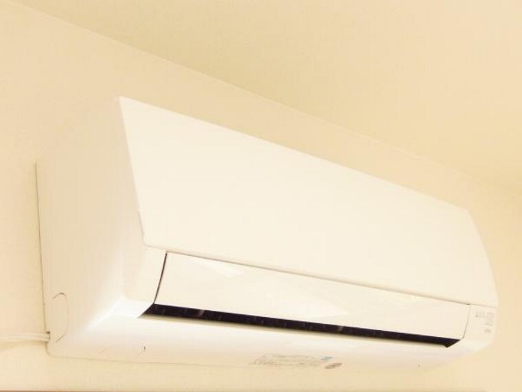 【同仕様写真/エアコン】新品の10帖用エアコンを主寝室に設置致します。省エネ仕様で夏も冬も活躍します。お引越ししてすぐに使えるのが嬉しいですね。