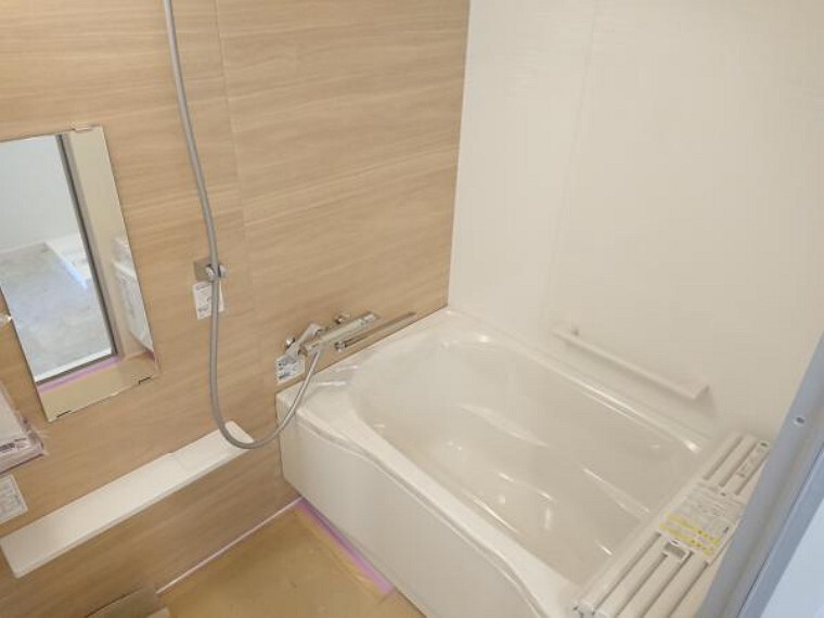 浴室 【同仕様写真/ユニットバス】お風呂はハウステック製ユニットバスに新品交換予定です。少ない水量でもゆったりと感じられる形を追求した浴槽で節水とくつろぎを両立するデザイン。新しいお風呂で気持ちよく新生活をはじめませんか。