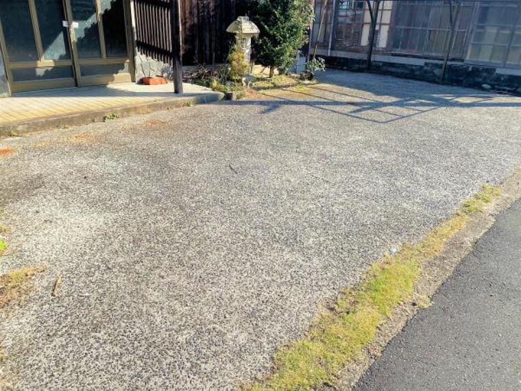 駐車場 駐車場の写真です。並列3台可能です。友人が来た際にも安心ですね。
