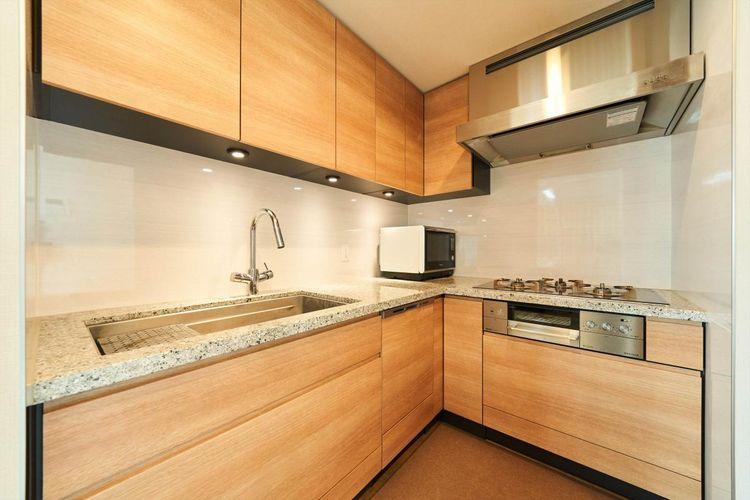 キッチン Kitchen ディスポーザー、3口コンロ、浄水器一体型混合水栓、食器洗浄乾燥機、カップボードを標準装備。「あると嬉しい」設備で、日々のお料理もスムーズに行えます。