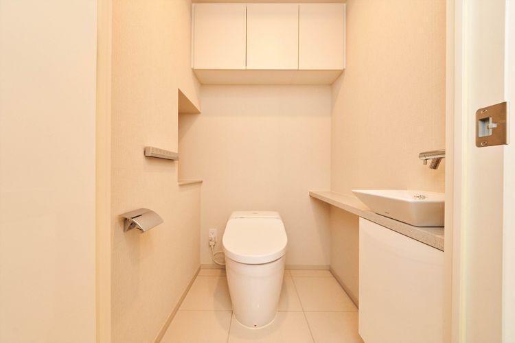 トイレ Rest Room スタイリッシュなタンクレストイレや掃除道具などを収納する吊戸棚を完備。白を基調とした清潔感のあるお手洗いです。