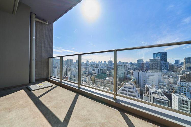 バルコニー Balcony バルコニーの囲いが透明で、開放感がございます。また、日差しも遮らないため、日中は電気が無くても生活いただけます。