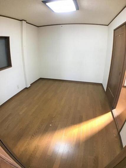 洋室 約4.5帖のお部屋は子供部屋としても収納スペースとしてもピッタリです。