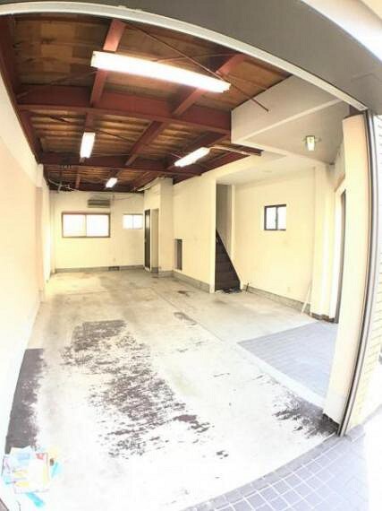 駐車場 高い天井は開放感タップリです。車庫としての利用はもちろん、事務所や店舗もいいですね。