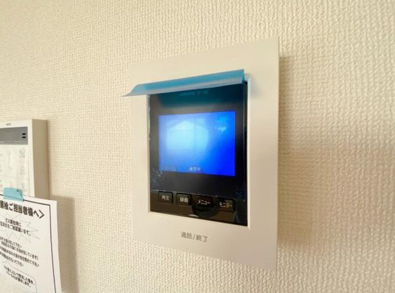 TVモニター付きインターフォン 奥様やお子さんのみの在宅も安心。ボタンひとつで通話が可能です。 突然の来訪も時間帯に関係なく鮮明な画像で確認することが出来ます。