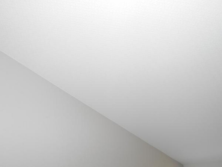 居間・リビング 【リフォーム後写真】リビング天井にワンポントクロスを使用しました。明るいオシャレな天井になりました。