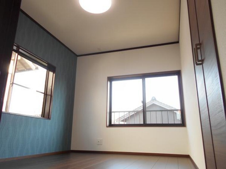 洋室 【リフォーム後写真】2階6帖の洋室は、天井及び壁はクロスを張替え、床はフローリングを重ね張りし、収納を新設しました。ご夫婦の寝室としていかがですか。