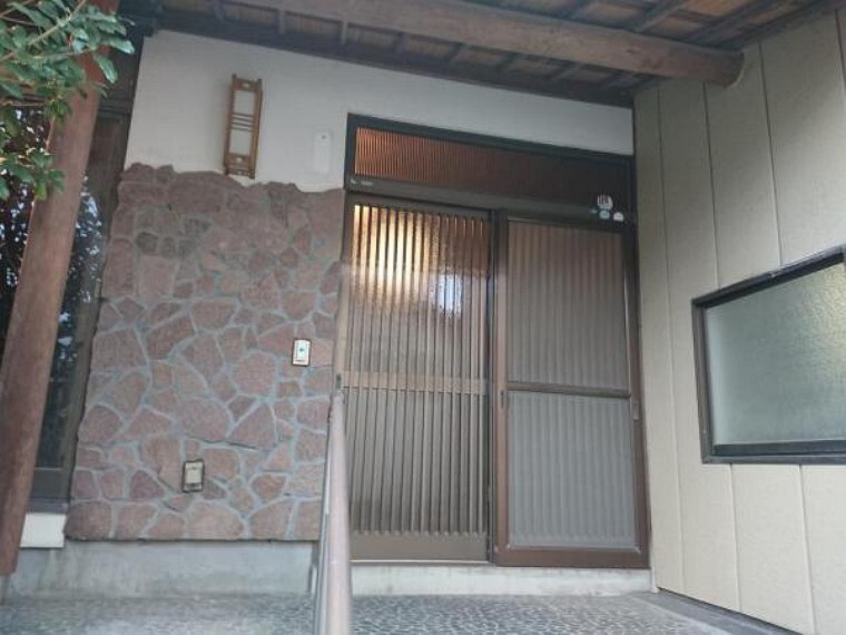 玄関 【リフォーム前】玄関は和風の趣があります。鍵交換を行います。