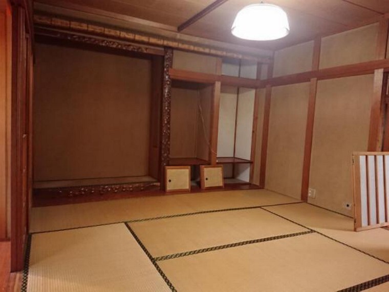 【リフォーム前】1階8畳洋室です。客間としていかがでしょうか。畳は表替え、壁クロス張り、照明交換を行います。