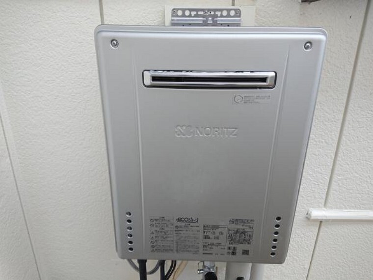 発電・温水設備 【同仕様写真】ノーリツ製の給湯器に新品交換します。キッチン・お風呂・洗面台に温かいお湯を供給してくれる生活必需品です。「エコジョーズ」標準搭載で省エネタイプなので家計にも優しく奥様はうれしいですね。