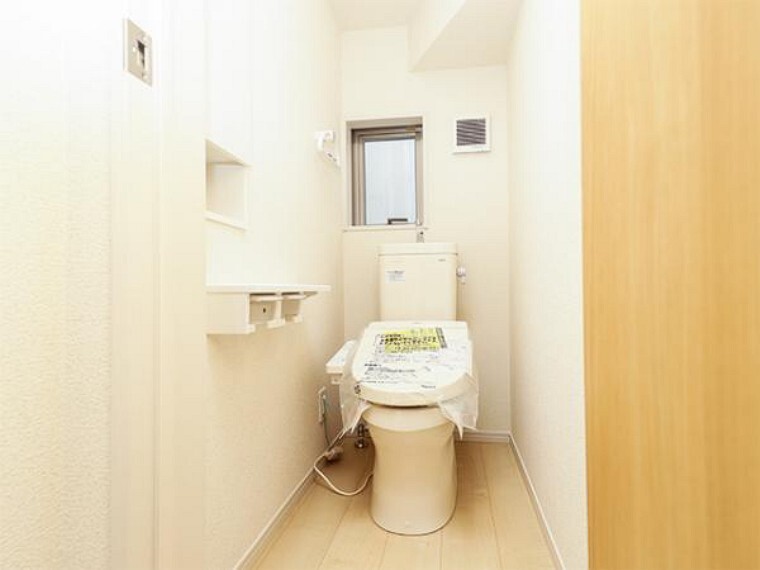 同仕様写真(内観) \同仕様写真/オート開閉のフタなので、手を触れず清潔・快適なトイレです!