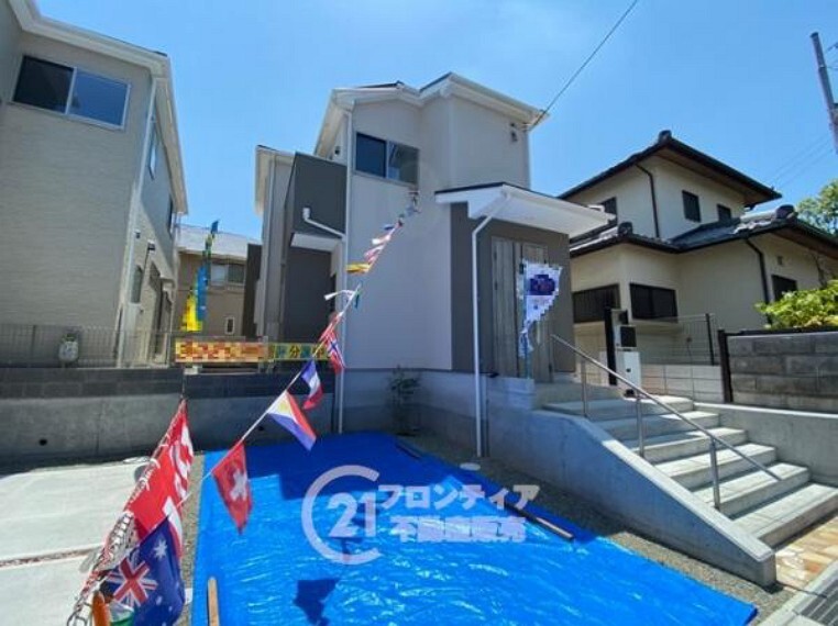 現況外観写真 外壁には雨の汚れを浮かして洗い流す、クリーニング機能付きサイディング材を採用しております。自然の力でいつまでも綺麗な外観が保てます!