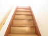 【リフォーム済】階段は手すりを取付けました。小さなお子様や、お年寄りの方でも楽に上り下りができますね。