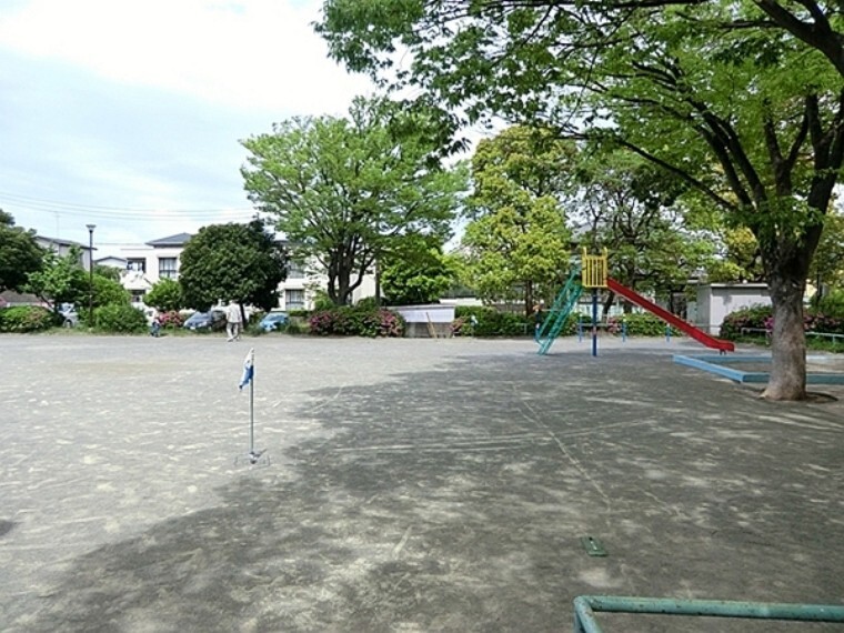 公園 洋光台二丁目公園 洋光台第一中学校の隣にある公園です。 滑り台、お砂場、鉄棒、大きな運動広場もあります。