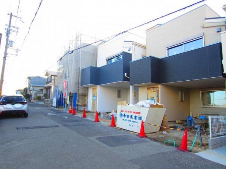 現況外観写真 前面道路も広く、すっきりしています。