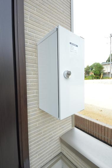 玄関 ~宅配ボックス同仕様例~ 留守が多いご家庭でも安心です。
