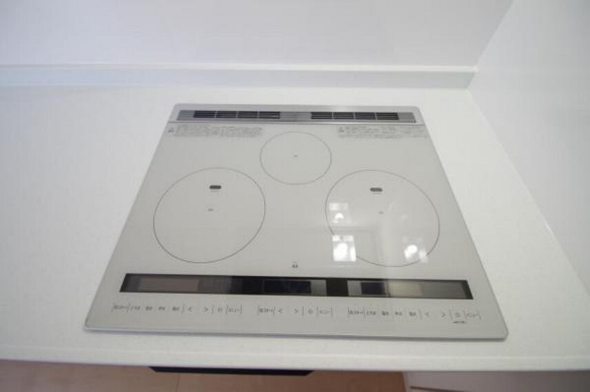 《IHクッキングヒーター》汚れもサッと拭くだけで掃除が完了しますね!