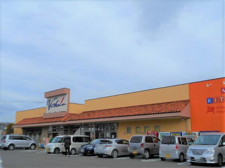 スーパー ブイチェーン富田東店 徒歩約11分(897m)
